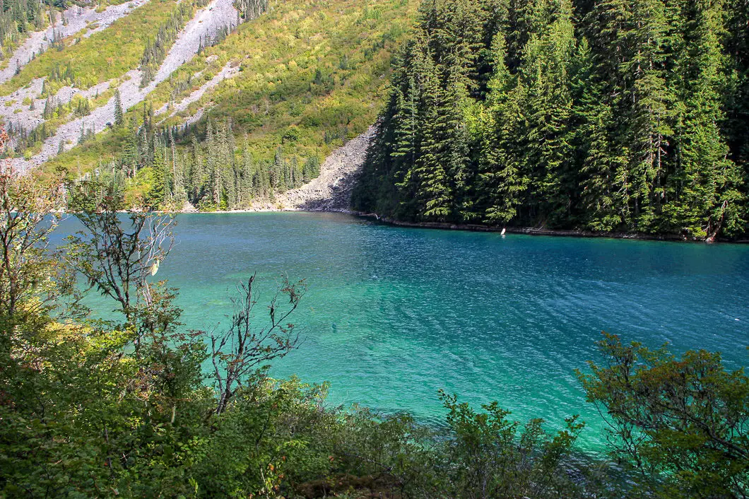 Lindeman Lakes blue water